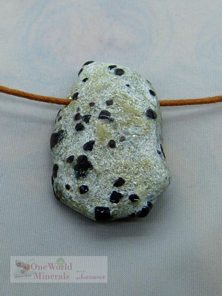Granat in Glimmer, gebohrt